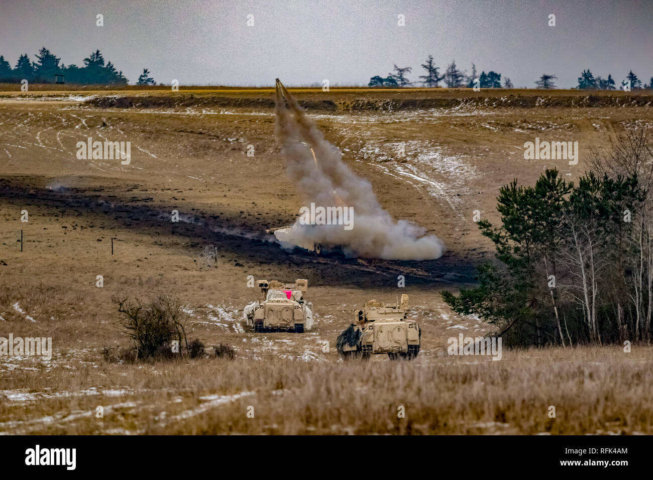 Us-Soldaten mit der 91St Ingenieur Bataillon, 1st Armored Brigade Combat Team, 1.Kavallerie Division, Feuer eine Mine clearing Line kostenlos von Ihrem M1 Assault breacher Fahrzeug am Lager Aachen, Grafenwöhr, Deutschland, 23.01.2019. IRONHORSE durchgeführten kombinierten Lösung XI Phase II zur Unterstützung der Atlantischen lösen, eine ständige Übung, die Interoperabilität zwischen den US-Streitkräften zu verbessern, ihre NATO-Verbündeten und Partner Nationen. (U.S. Army National Guard Foto von SPC. Jakob Hester-Heard, 382 Öffentliche Angelegenheiten Loslösung, 1 ABCT, 1 CD-/Freigegeben) Stockfoto