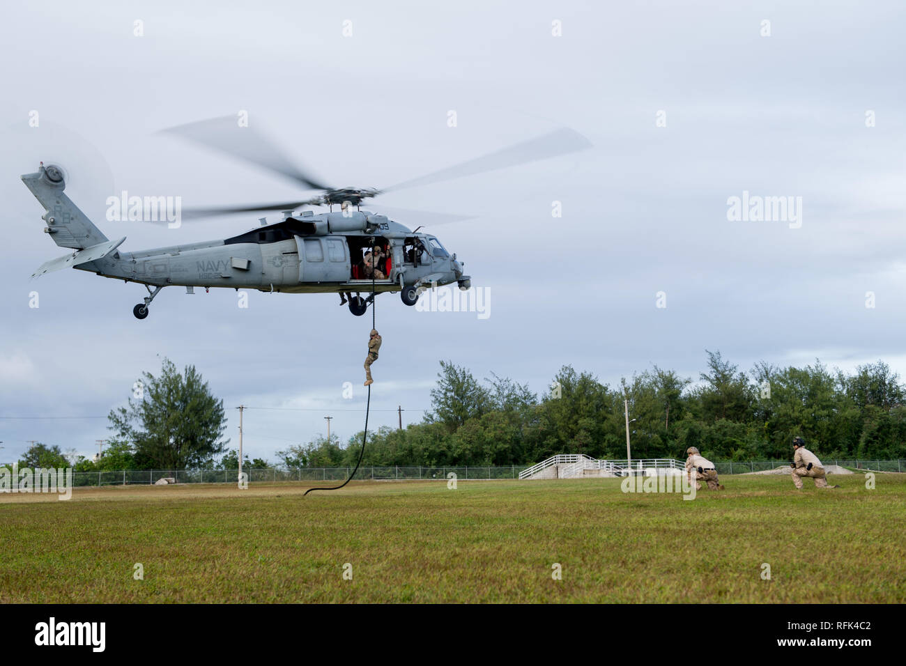 190122-N-VR 594-1234 Santa Rita, Guam (Jan. 22, 2019) Segler für die Beseitigung von Explosivstoffen Mobile Einheit (EODMU) 5 Durchführung schnelle Seil Ausbildung von einem MH-60S Sea Hawk Hubschrauber von der "Insel der Ritter" Hubschrauber Meer Combat Squadron 25 zugeordnet. EODMU-5 ist zum Kommandanten, Task Force 75, die primäre Expeditionary task force verantwortlich für die Planung und Ausführung der Küstengebiete Riverine operations, Beseitigung von Explosivstoffen, tauchen Engineering und Bau zugeordnet und Unterwasser Bau in den USA 7 Flotte Bereich der Operationen. (U.S. Marine Foto von Mass Communication Specialist 2. Stockfoto