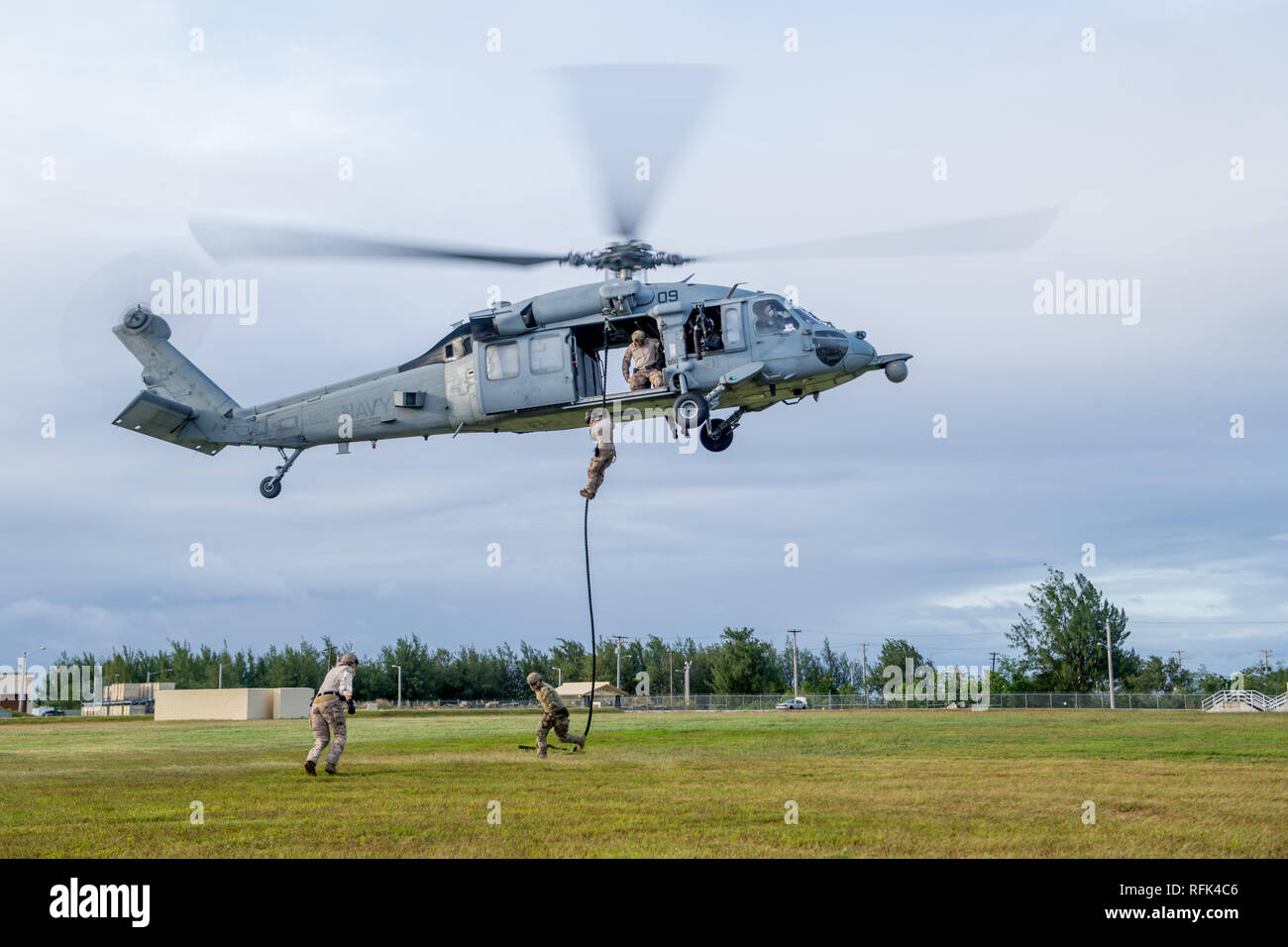 190122-N-VR 594-1309 Santa Rita, Guam (Jan. 22, 2019) Segler für die Beseitigung von Explosivstoffen Mobile Einheit (EODMU) 5 Durchführung schnelle Seil Ausbildung von einem MH-60S Sea Hawk Hubschrauber von der "Insel der Ritter" Hubschrauber Meer Combat Squadron 25 zugeordnet. EODMU-5 ist zum Kommandanten, Task Force 75, die primäre Expeditionary task force verantwortlich für die Planung und Ausführung der Küstengebiete Riverine operations, Beseitigung von Explosivstoffen, tauchen Engineering und Bau zugeordnet und Unterwasser Bau in den USA 7 Flotte Bereich der Operationen. (U.S. Marine Foto von Mass Communication Specialist 2. Stockfoto