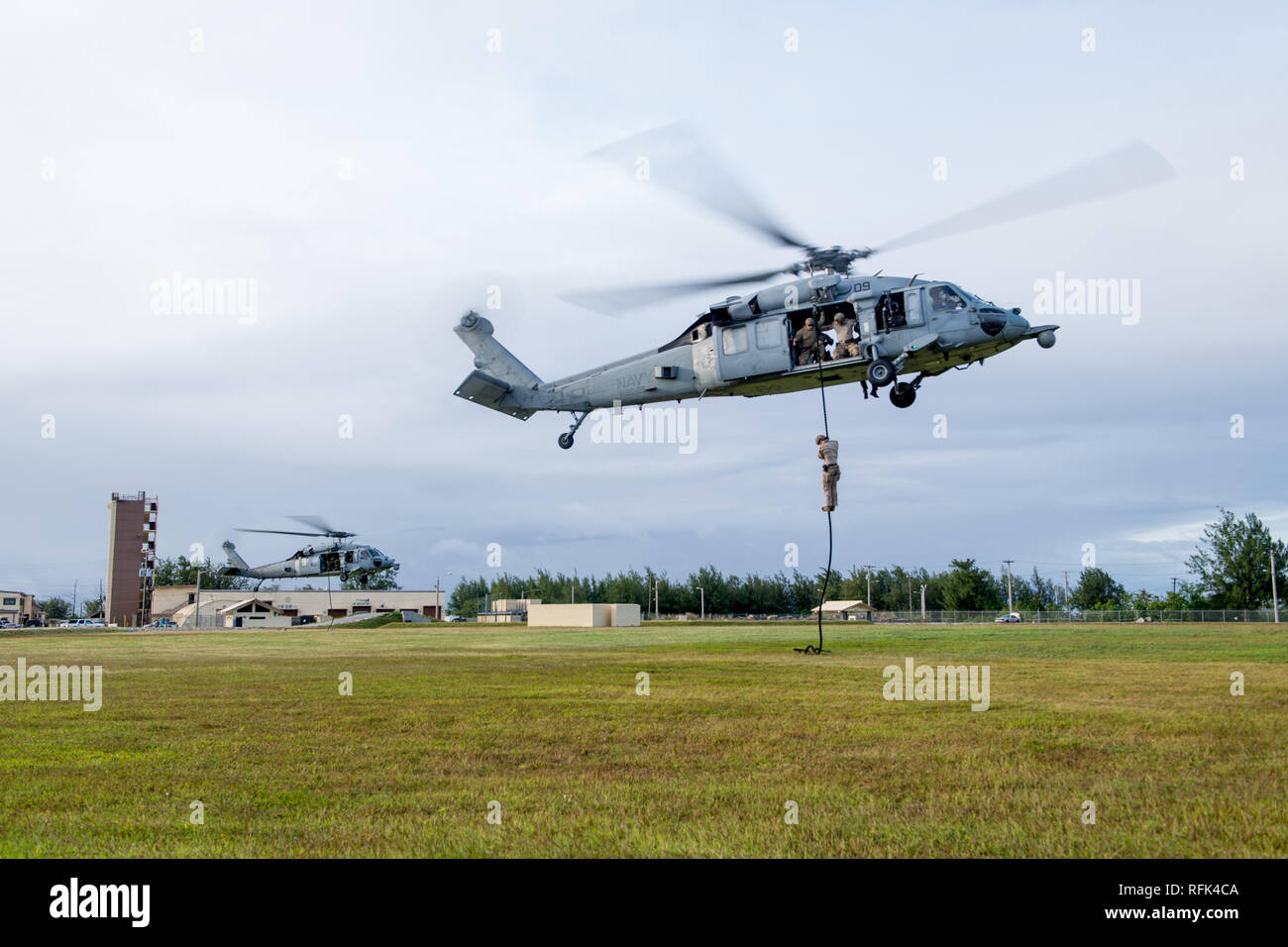 190122-N-VR 594-1300 Santa Rita, Guam (Jan. 22, 2019) Segler für die Beseitigung von Explosivstoffen Mobile Einheit (EODMU) 5 Durchführung schnelle Seil Training von MH-60S Sea Hawk Hubschraubern von der "Insel der Ritter" Hubschrauber Meer Combat Squadron 25 zugeordnet. EODMU-5 ist zum Kommandanten, Task Force 75, die primäre Expeditionary task force verantwortlich für die Planung und Ausführung der Küstengebiete Riverine operations, Beseitigung von Explosivstoffen, tauchen Engineering und Bau zugeordnet und Unterwasser Bau in den USA 7 Flotte Bereich der Operationen. (U.S. Marine Foto von Mass Communication Specialist 2 C Stockfoto