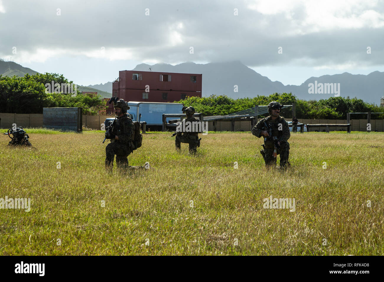 Force Reconnaissance Marines mit maritimen Raid-Kraft des 31 Marine Expeditionary Unit eine Probe auf einem simulierten Landing Zone Verhalten während einer militärischen Operation auf städtischen Gelände Training als Teil der realistischen städtischen Ausbildung Übung 19-1 auf der Marine Corps Base Hawaii, Kaneohe Bay, Hawaii, Jan. 23, 2019. RUTEX 19-1, die erste Iteration der Übung, die die 31. MEU in Hawaii durchgeführt hat, werden Szenarien und Überlegungen, die Marinesoldaten und Matrosen der MRF in jede reale Situation im städtischen Umfeld Faktor und wird es Ihnen ermöglichen, mit lo zu integrieren. Stockfoto