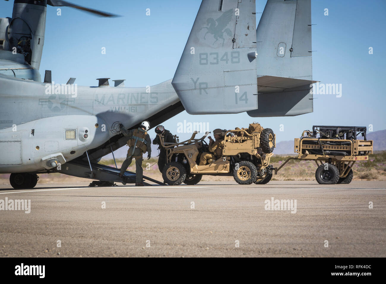 Us-Marines zugeordnet Marine Wing Support Squadron 371 (MWSS-371) laden ein Polaris MRZR Geländewagen auf eine MV-22 B Osprey im AUX II, eine der Ausbildung reicht, gehört zur Marine Corps Air Station Yuma, Ariz., Jan. 22, 2019. Das Fahrzeug und Bulk Brennstoffe Spezialisten trasportation, gepanzerte Tanken Punkt-LZ Star Um leichte camouflage-Systeme (LCSS). Die MV-22 B ist ein tiltrotor Aircraft mit vertikaler takoff und Landung (VTOL) und kurzen Start- und Landebahn Fähigkeiten (STOL) und ist der erste Angriff Unterstützung Flugzeuge für den US-Ma Stockfoto