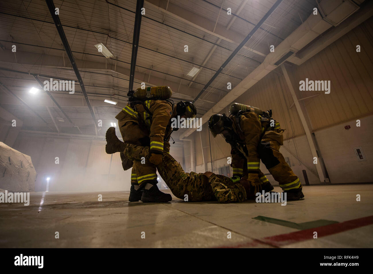 Zwei Mitglieder der Kanone Feuerwehr bereiten Sie einen simulierten Unfall während einer Gefahrgut Übung in Cannon Air Force Base, N.M., Jan. 23, 2019. Die HAZMAT Übung beinhaltete auch die Teilnahme von Nicht nur die Feuerwehr sondern die Specal Operationen medizinische Element sowie mit mehr als acht Patienten zu behandeln. (U.S. Air Force Foto: Staff Sgt. Lukas Kitterman) Stockfoto