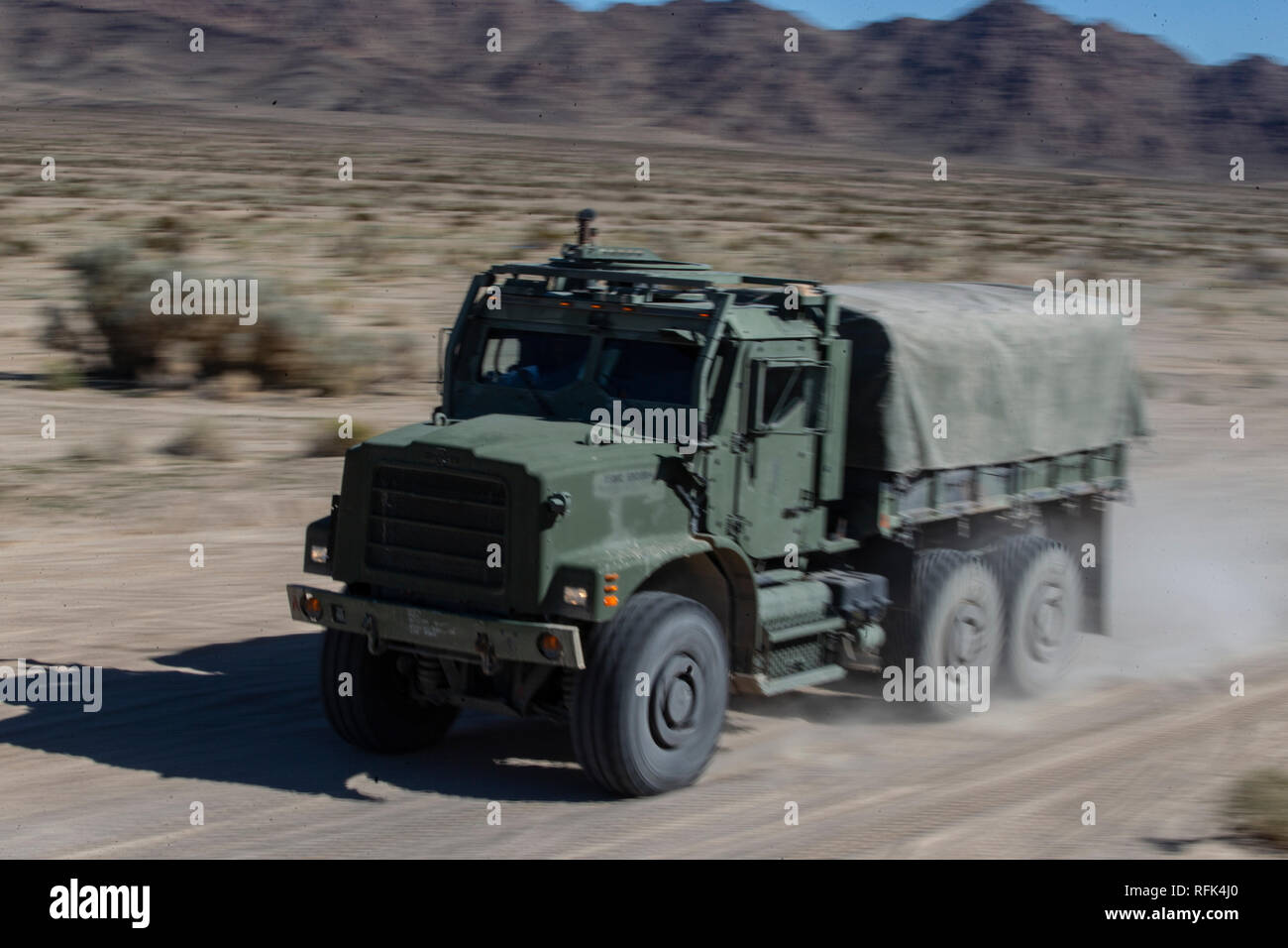 Us-Marines mit Combat Logistik Bataillon-6, Marine Air-Ground Task Force-6 (MAGTF-6) Manöver durch eine motorisierte Kurs während der integrierte Ausbildung Übung (ITX) 2-19 an Bord Marine Corps Air-Ground Combat Center Twentynine Palms, Calif., Jan. 24, 2019. ITX schafft eine Anspruchsvolle, realistische Umgebung, produziert combat ready"-Kräfte, die als integrierte Magtf. (U.S. Marine Corps Foto von Sgt. Victor A. Mancilla) Stockfoto