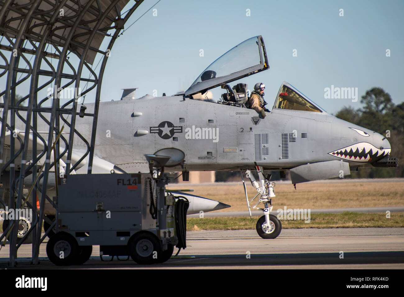 Eine A-10 Thunderbolt II C von der 75th Fighter Squadron bei Moody Air Force Base, Ga, kehrt von der Unterstützung von Betrieb, die die Freiheit des Sentinel, Jan. 25, 2019. Die C A-10 Thunderbolt II, die eine erhöhte Herumzulungern Zeit Waffen und Fähigkeiten, bereitgestellt von Südwesten Asien zur Unterstützung der Bodentruppen. (U.S. Air Force Foto von Airman First Class Eugene Oliver) Stockfoto