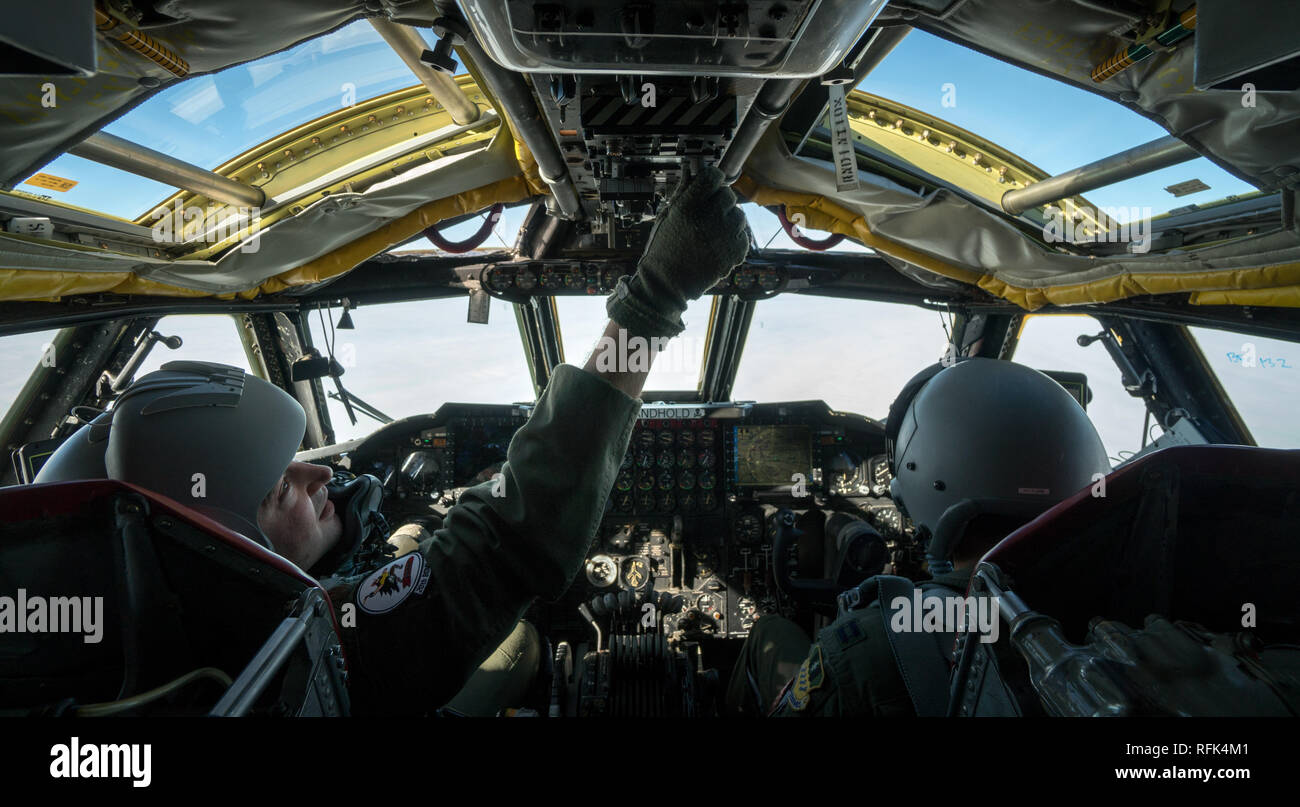 Maj. William McNair, 20 Bomb Squadron Pilot, passt eine DFÜ innerhalb einer B-52 Stratofortress Jan. 16, 2019. Die Routine - Ausbildung Flug eine Überführung der Nationalfriedhof Arlington in Virginia zu Oberst John Reilly während seiner Trauerfeier zu ehren. (U.S. Air Force Foto: Staff Sgt. Philip Bryant) Stockfoto