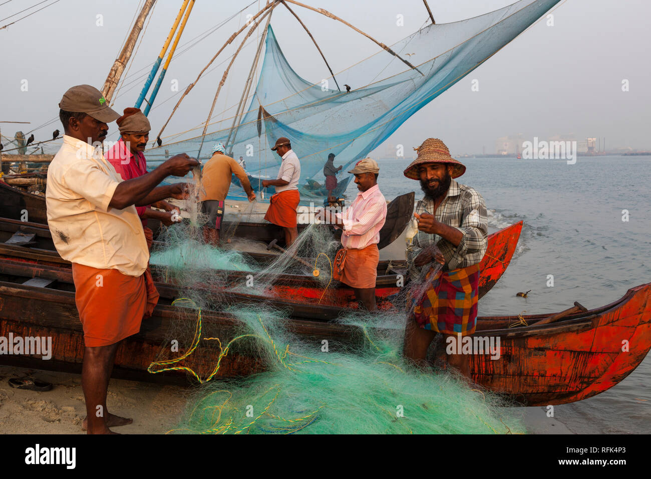Fischer in der Morgendämmerung, Kochi, Kerala, Indien Stockfoto