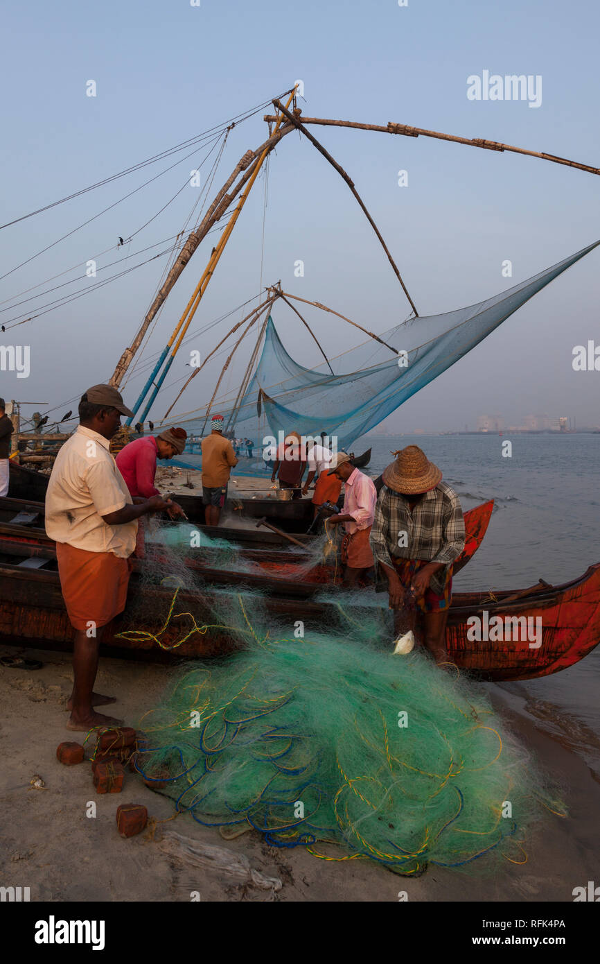 Fischer in der Morgendämmerung, Kochi, Kerala, Indien Stockfoto