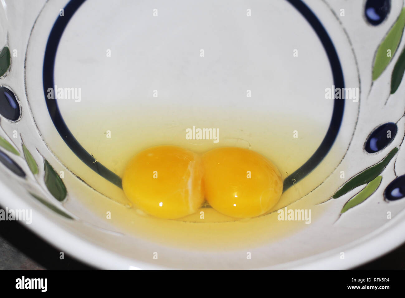 Rohe Eier mit Eigelb und Eiweiß in eine Schüssel geben. Stockfoto