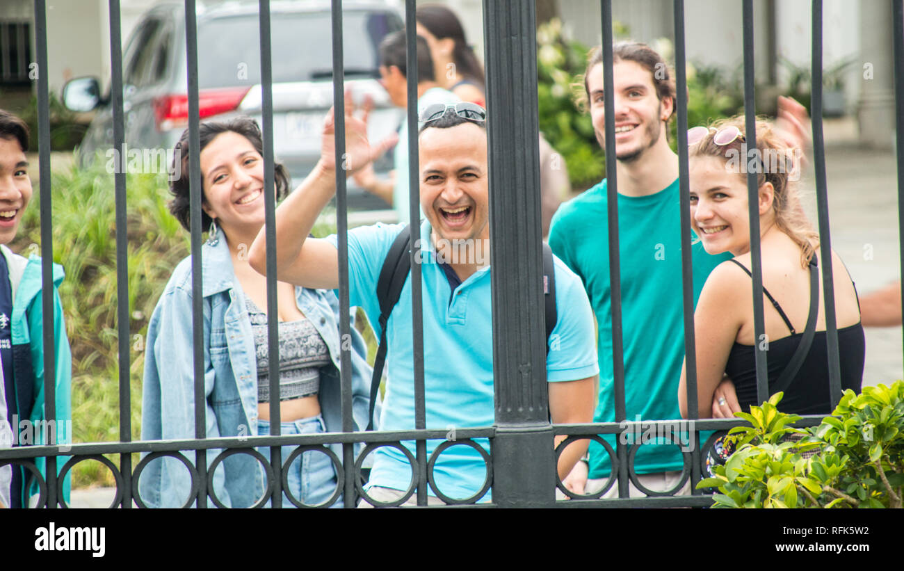 Ein Foto von einer Gruppe von fröhlich und glücklich internationale Studenten winken und lächeln in die Kamera. In der Innenstadt von San Jose, Costa Rica Stockfoto