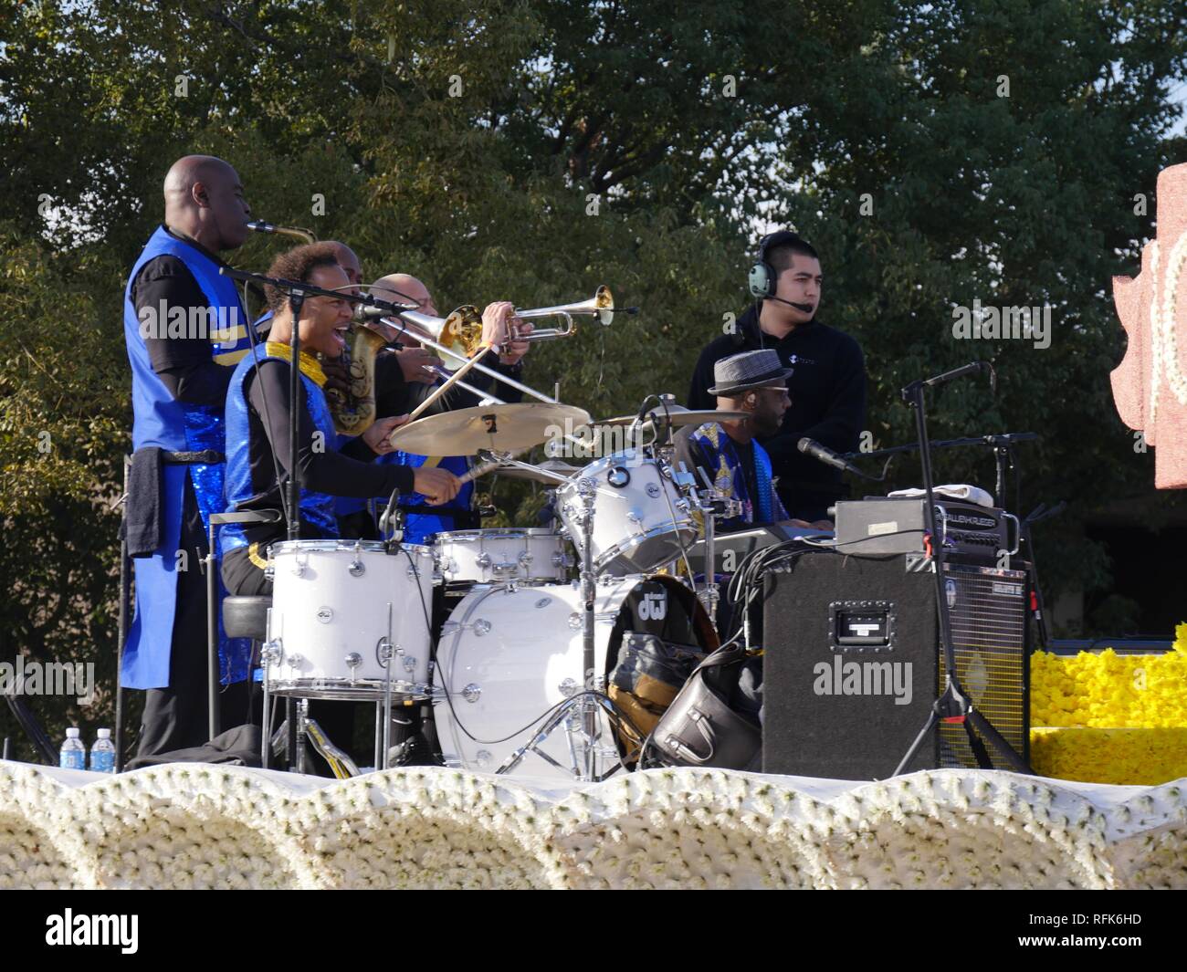 PASADENA, Kalifornien - 1. JANUAR 2018: Die Erde, Wind & Feuer Band führt auf der Oberseite des Schwimmers des Forum Club am Turnier 2018 von Roses Parade. Stockfoto