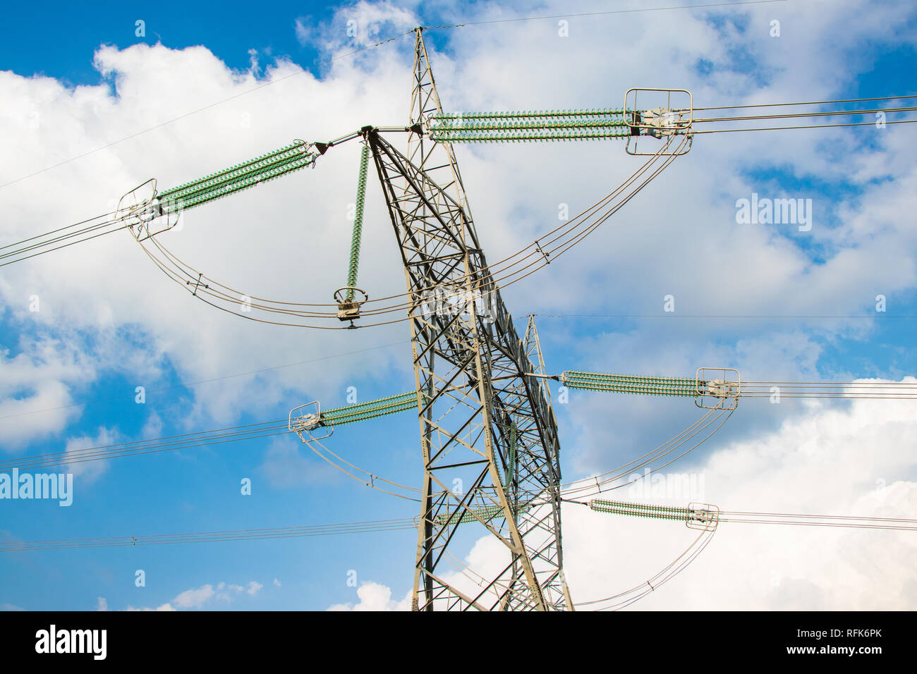 Hohe Spannung Tower, elektrische Übertragung Tower Hill. Die Verteilung von Strom Turm auf dem Hügel Stockfoto