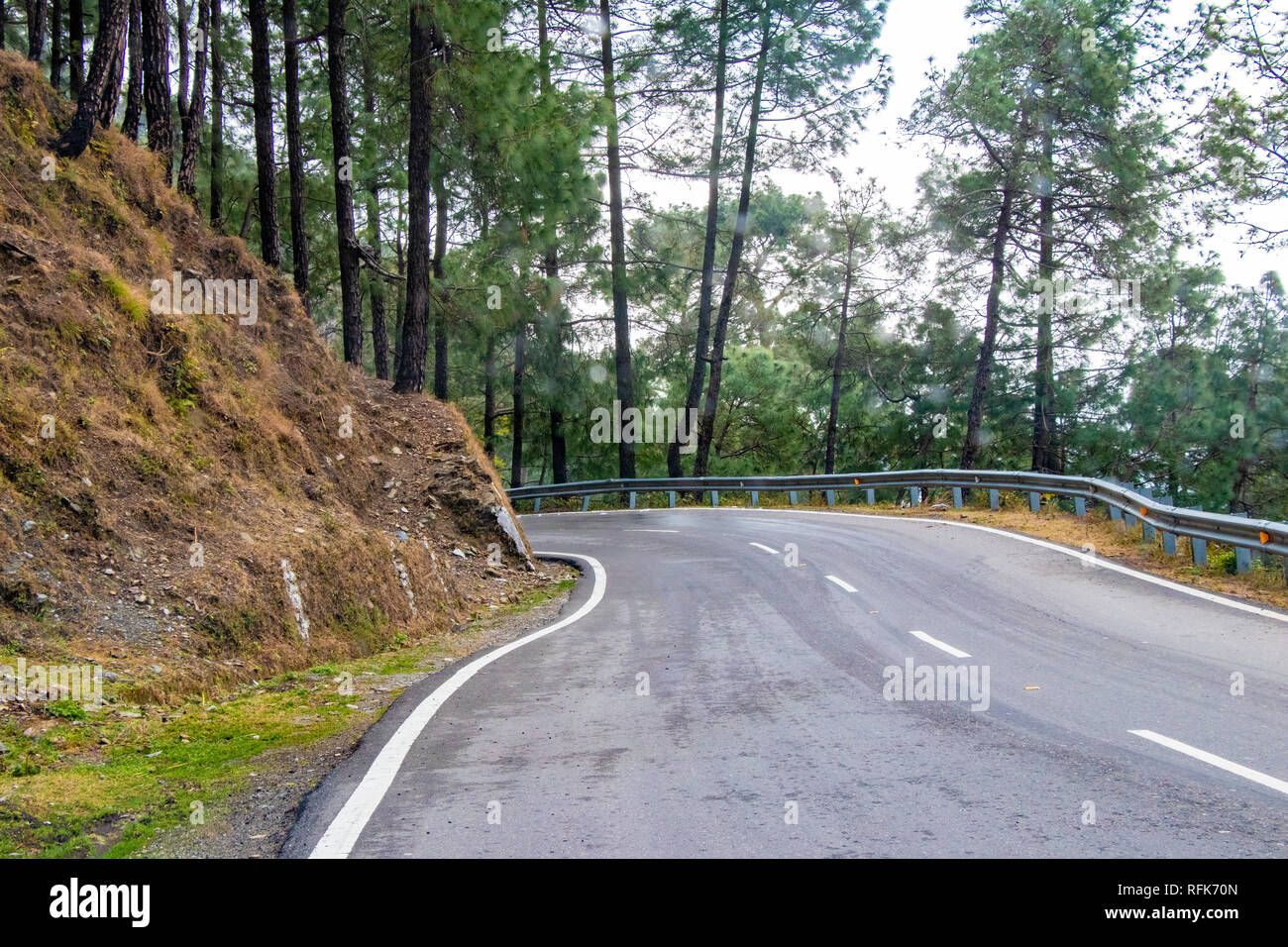 Landschaftlich reizvolle Straße durch das Tal von banikhet Dalhousie Himachal Pradesh mit Berg- und Bäumen bewachsen. Bergauf Scenic Road Travel Concept Stockfoto