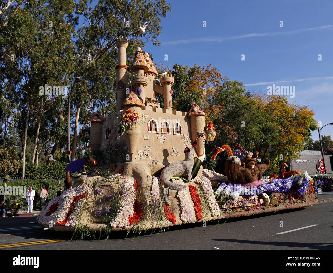 PASADENA, Kalifornien - 1. JANUAR 2018: Wide Shot der Burbank Turnier der Rosen verband Schweben. Stockfoto