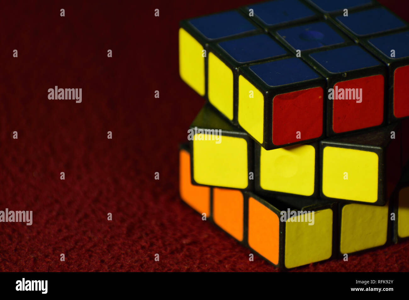 Rubik's Cube auf einem roten Hintergrund. Stockfoto