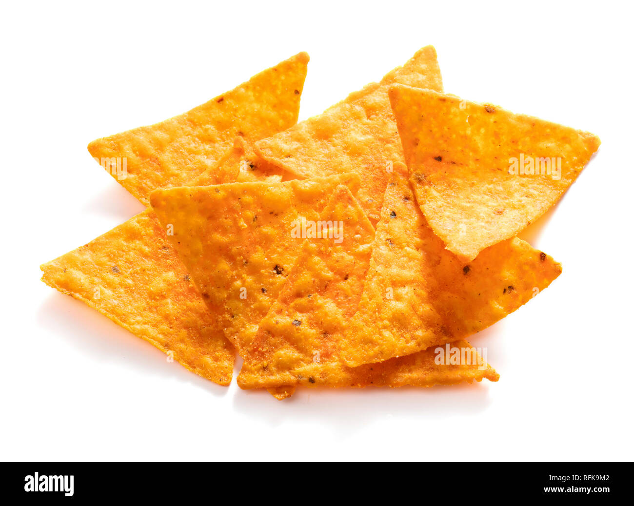 Haufen nachos auf weißem Hintergrund Stockfoto