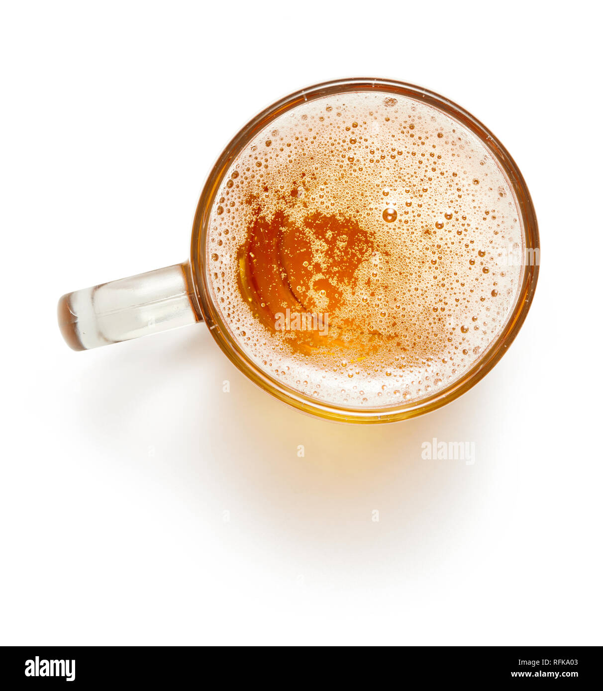 Draufsicht auf das Glas Bier auf weißem Hintergrund Stockfoto