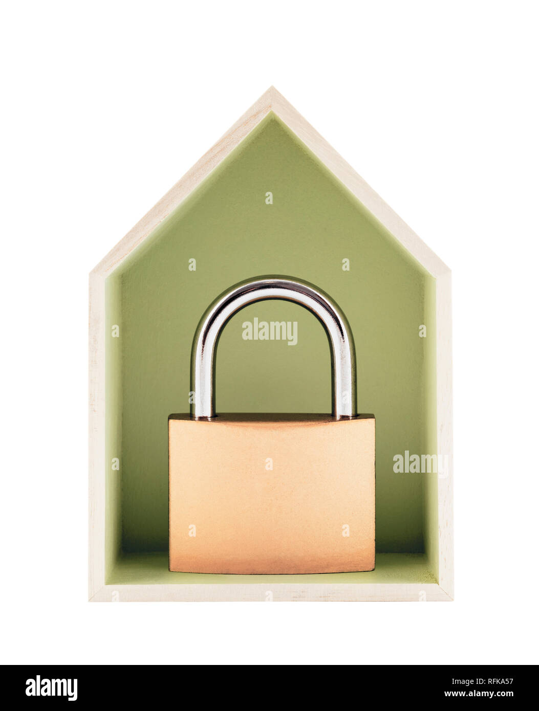 Haus Schutzkonzept. Kleines Holzhaus mit Metall Vorhängeschloss auf weißem Hintergrund Stockfoto