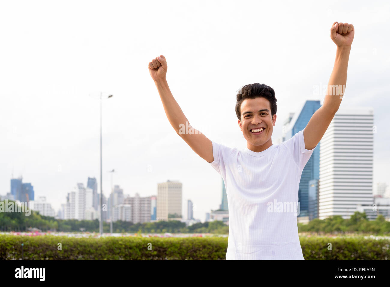 Jungen asiatischen Menschen Entspannung im Park Stockfoto