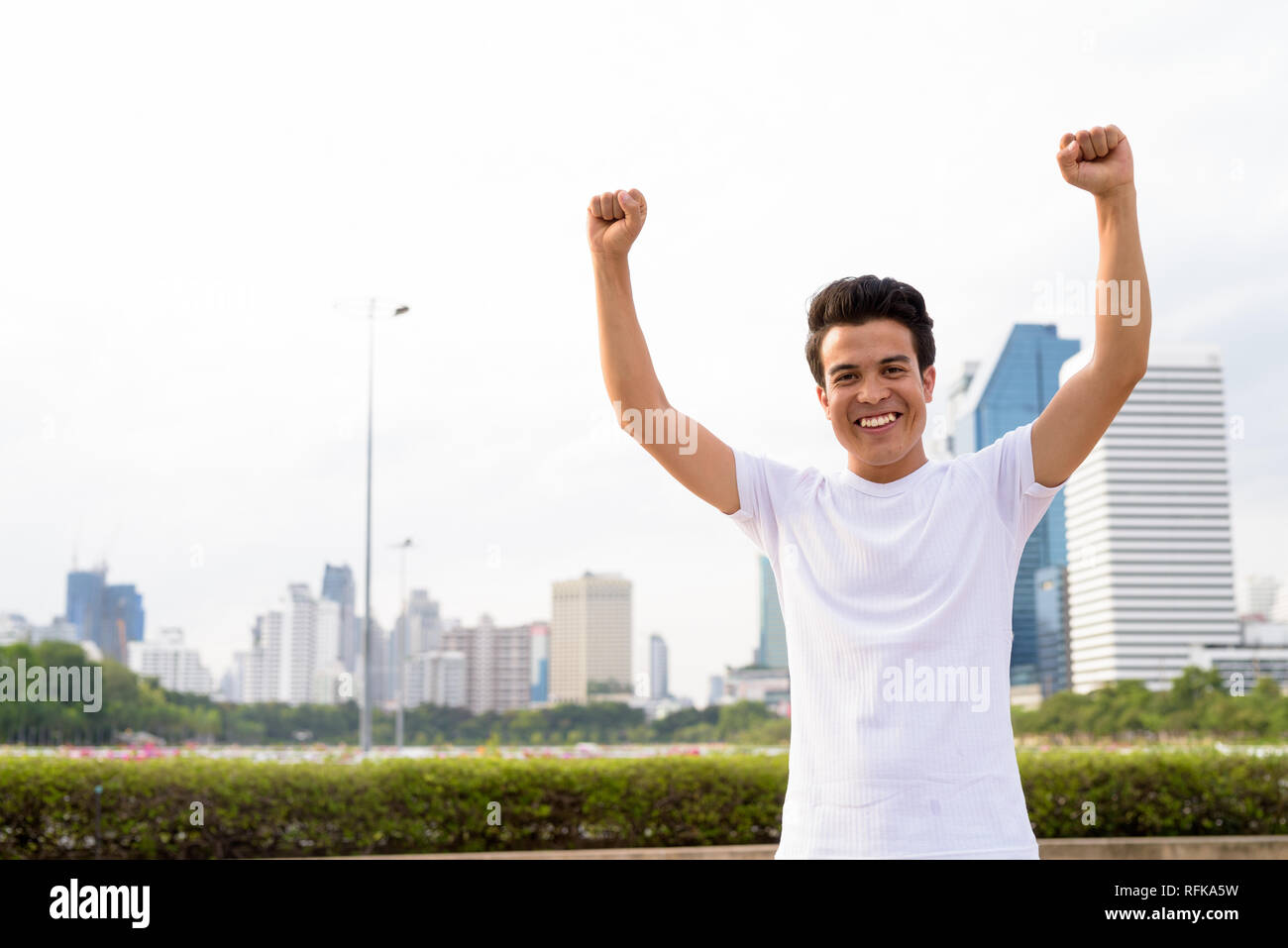 Jungen asiatischen Menschen Entspannung im Park Stockfoto