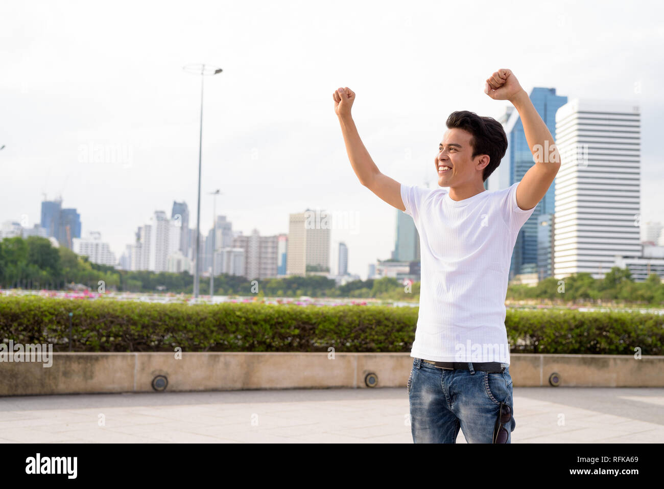 Jungen asiatischen Menschen Entspannung im Park Stockfoto