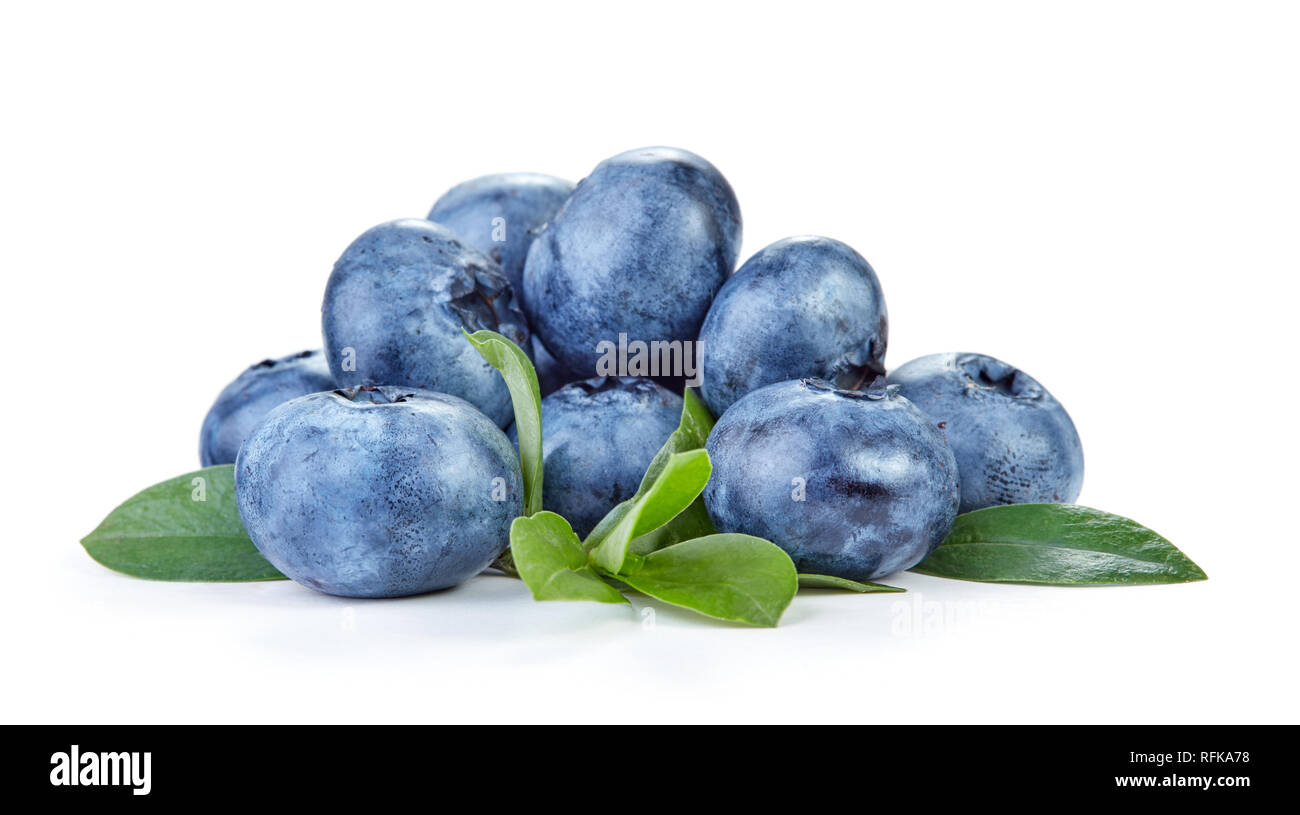 Haufen der Blaubeere Früchte auf weißem Hintergrund Stockfoto
