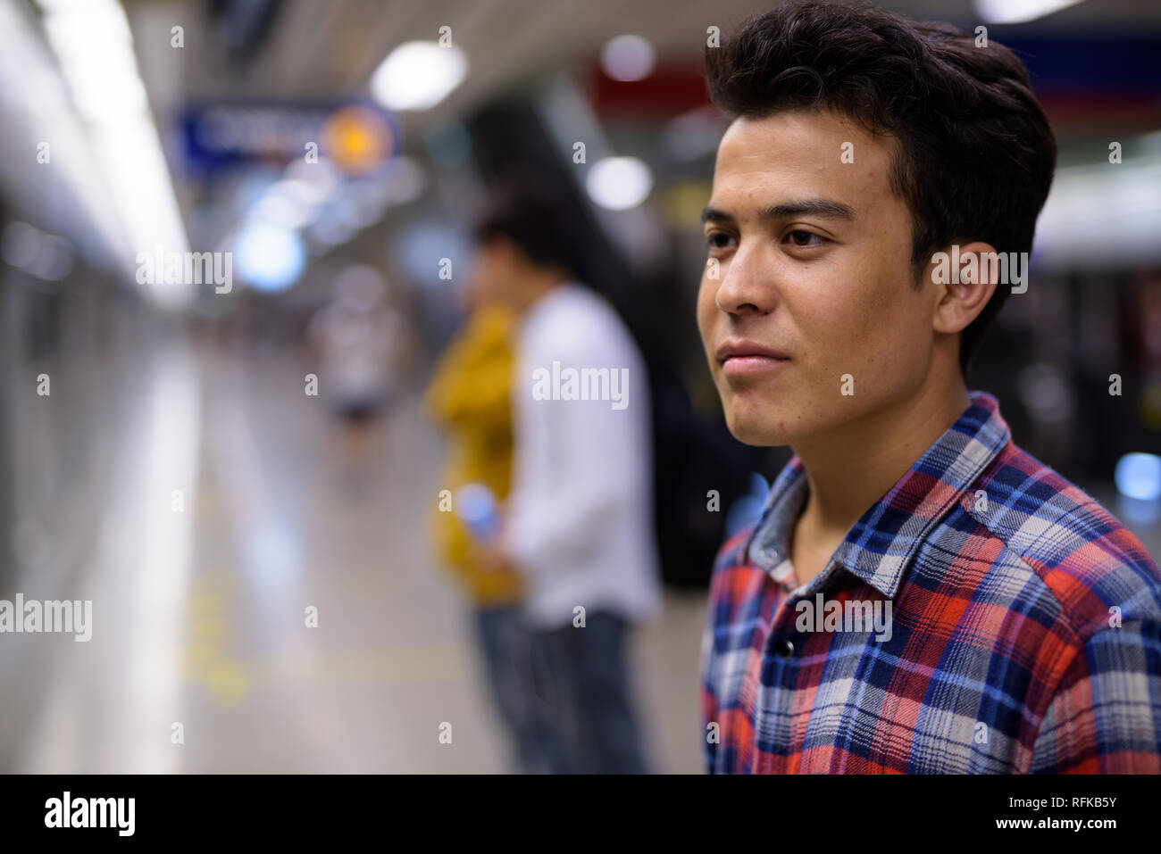 Drei junge asiatische Männer in der U-Bahn Station Stockfoto