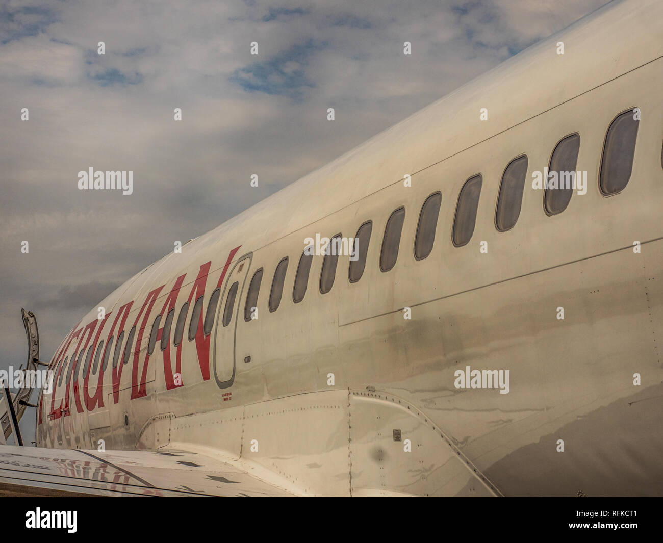 Iquitos, Peru - 07 Dezember, 2018: die Reihe der Fenster auf der Ebene der Peruanischen Linie. Südamerika, Lateinamerika Stockfoto