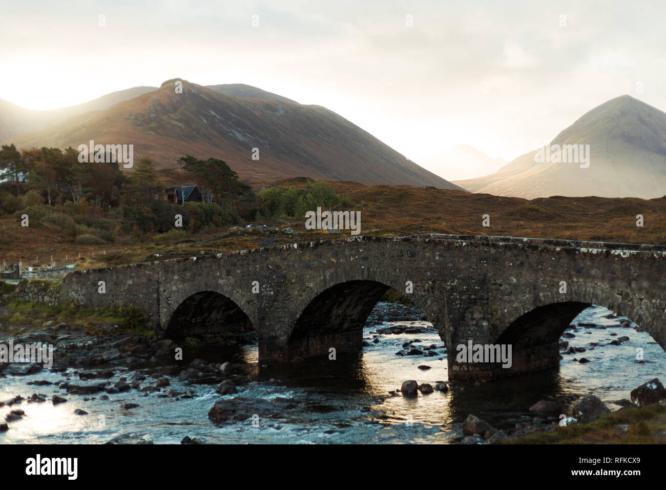 Sligachan Brücke in helles Licht Strahlen bei Sonnenaufgang auf der Insel Skye abgedeckt, während der Herbst (Sligachan, Schottland, Vereinigtes Königreich, Europa) Stockfoto