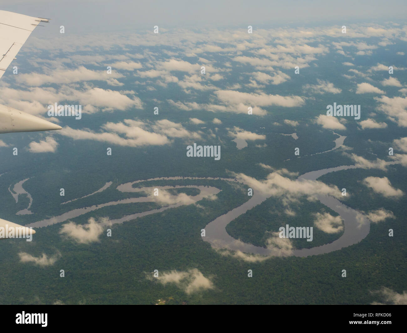 Blick aus dem Flugzeug Fenster. Flügel von einem Flugzeug über den Wolken über Amazonas fliegen. Blick von oben auf die Amazonas Regenwald. Peru, Brasilien. Kolumbien. Stockfoto