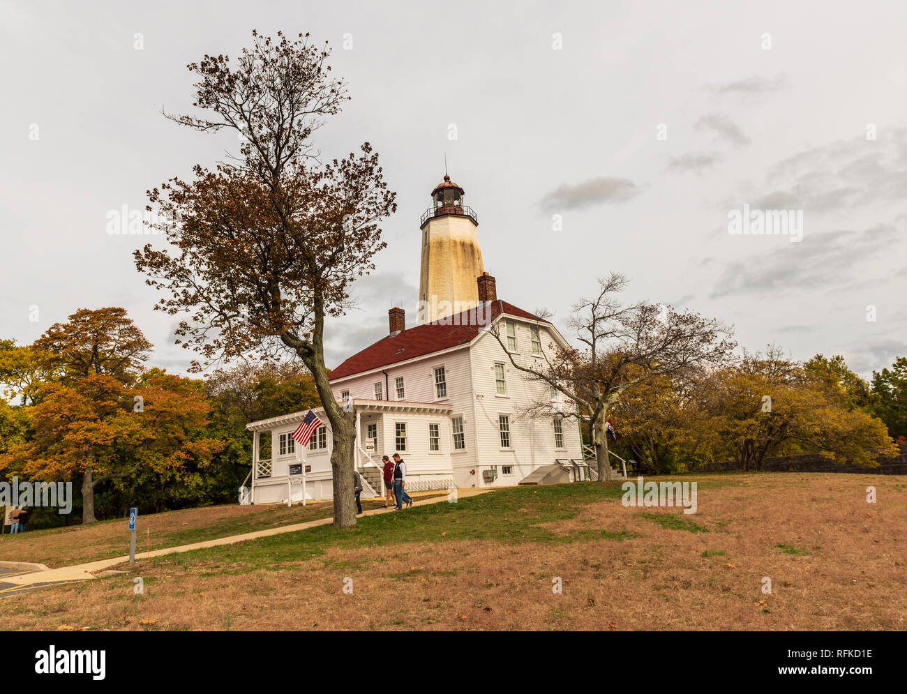 Sandy Hook, NJ, USA - 27. Oktober 2015. Das Sandy Hook Lighthouse gegen einen grauen bewölkten Himmel gesehen. Stockfoto