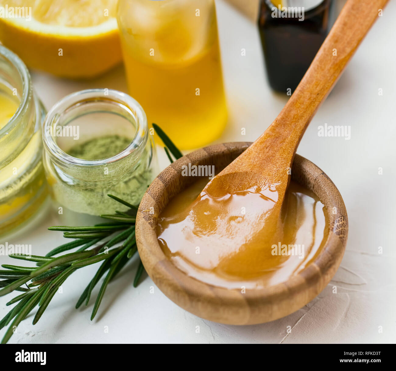 Organische Hautpflege Inhaltsstoffe mit Manuka Honig, Öle, Tonerde und Rosmarin Kräuter, Wellness still life Produkte Honig closeup Stockfoto