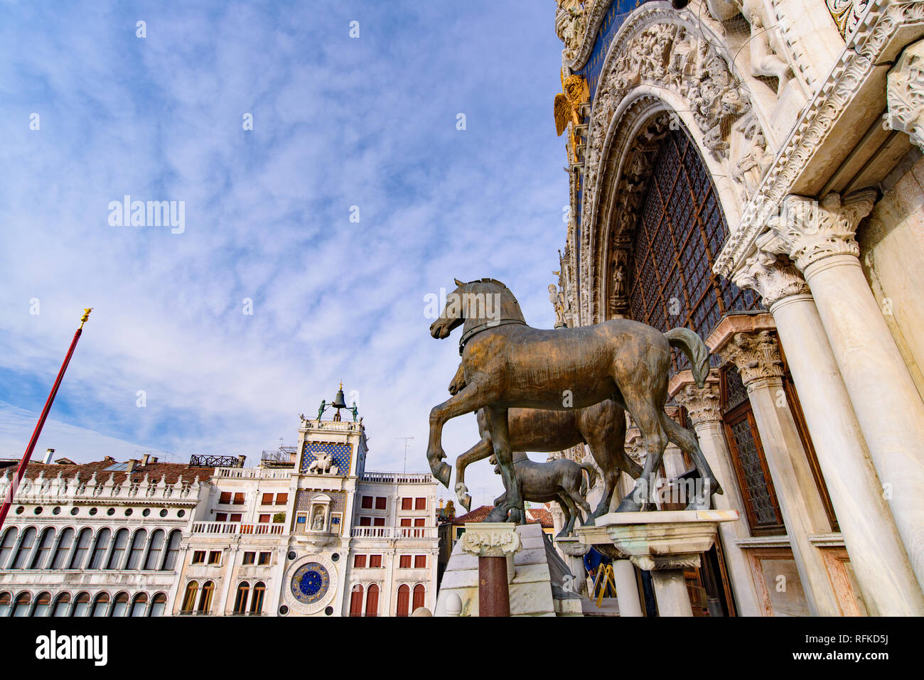 Die Pferde von Saint Mark (Triumphalen Quadriga), vier bronzene Statuen von Pferden auf der Fassade der St. Mark's Basilika in Venedig, Italien Stockfoto