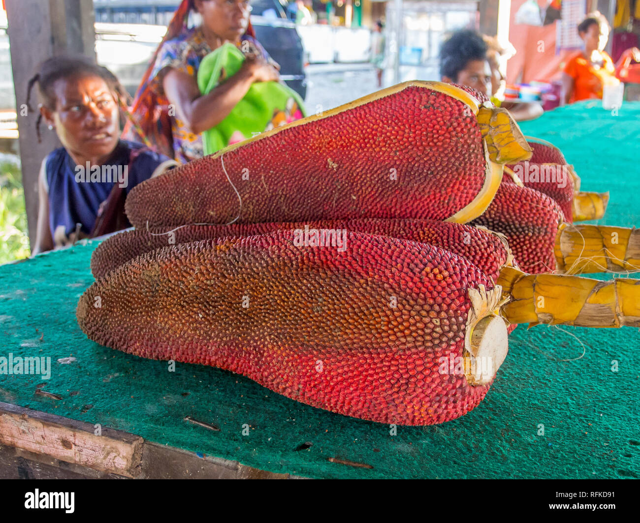 Dekai, Indonesien - 21. Januar 2015: Rote Frucht Buah Merah Papua. Wundersame Heilung für alle Krankheiten der zivilisierten Welt. Stockfoto