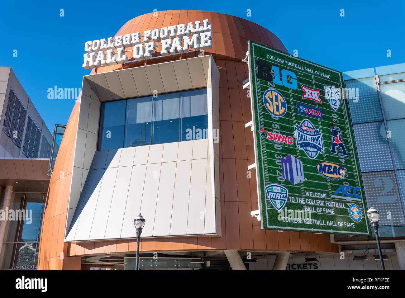 Die College Football Hall of Fame in der Innenstadt von Atlanta, Georgia. (USA) Stockfoto