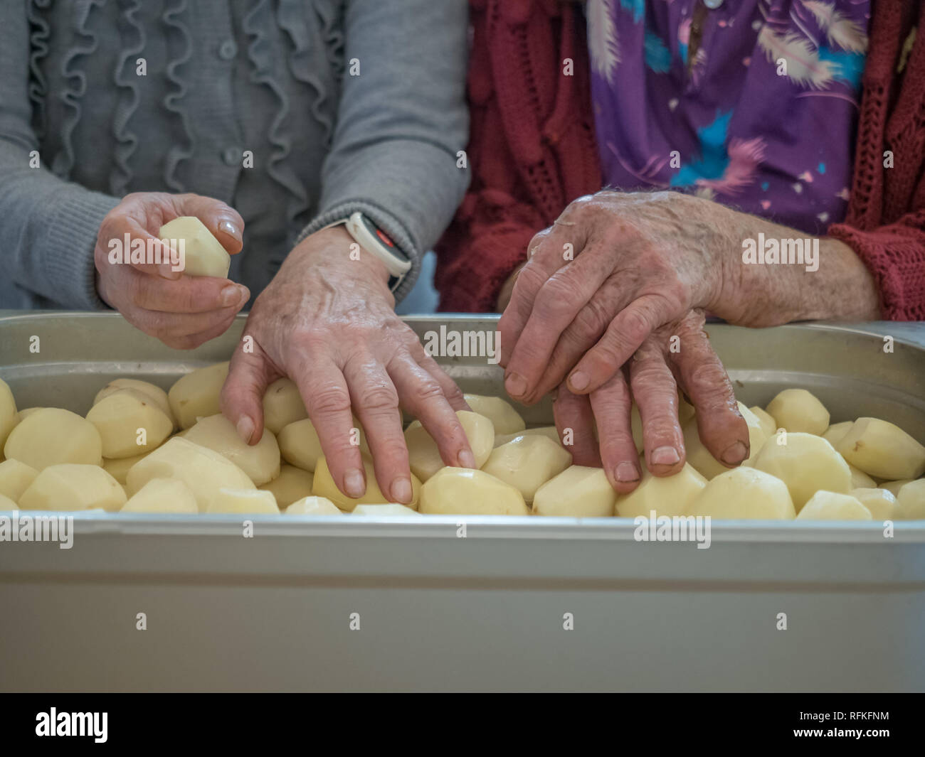 Alte, Hände sind Kartoffeln schälen Stockfoto