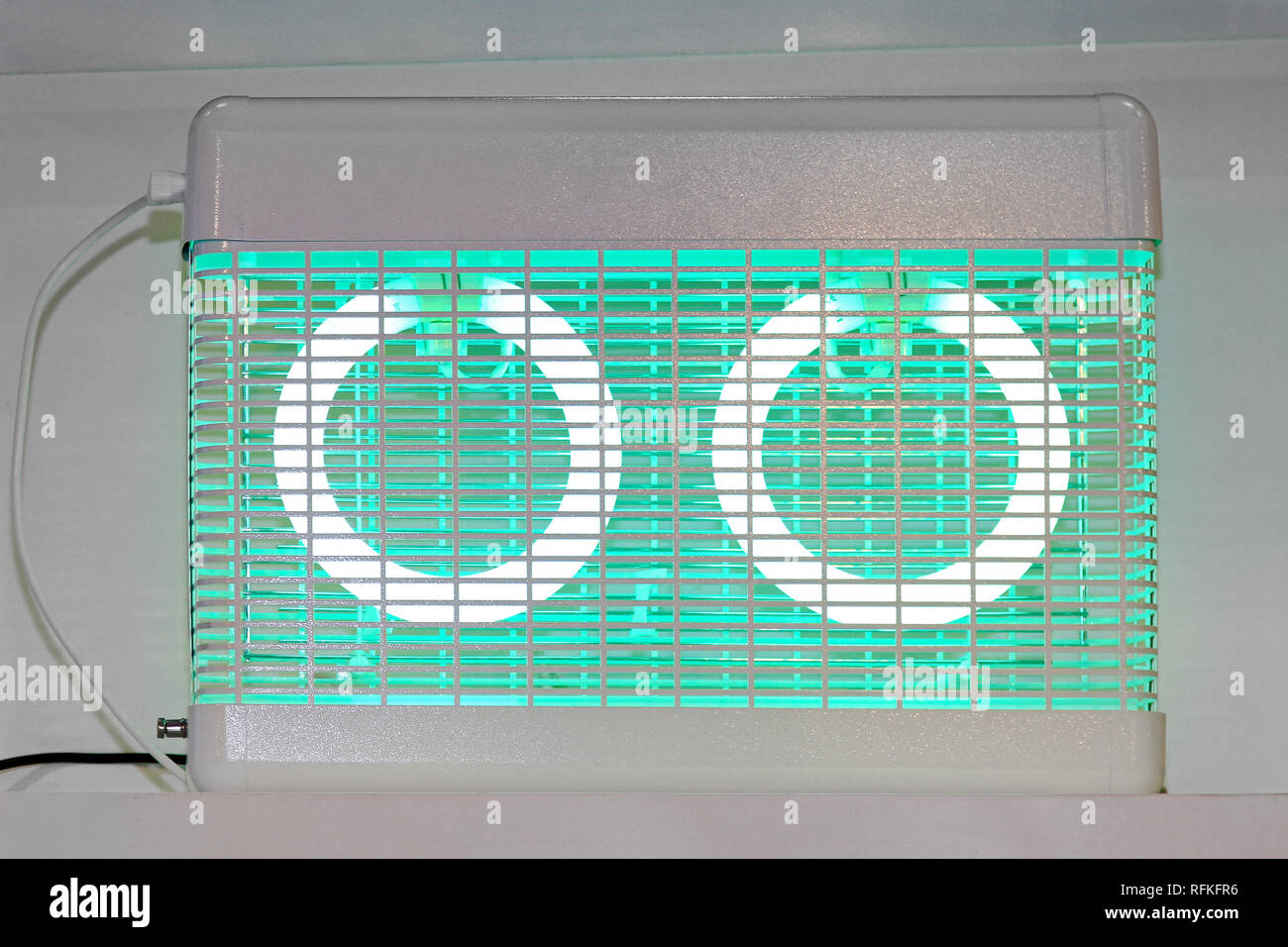 Hohe Spannung Insektenfalle mit zwei Leuchten Stockfoto
