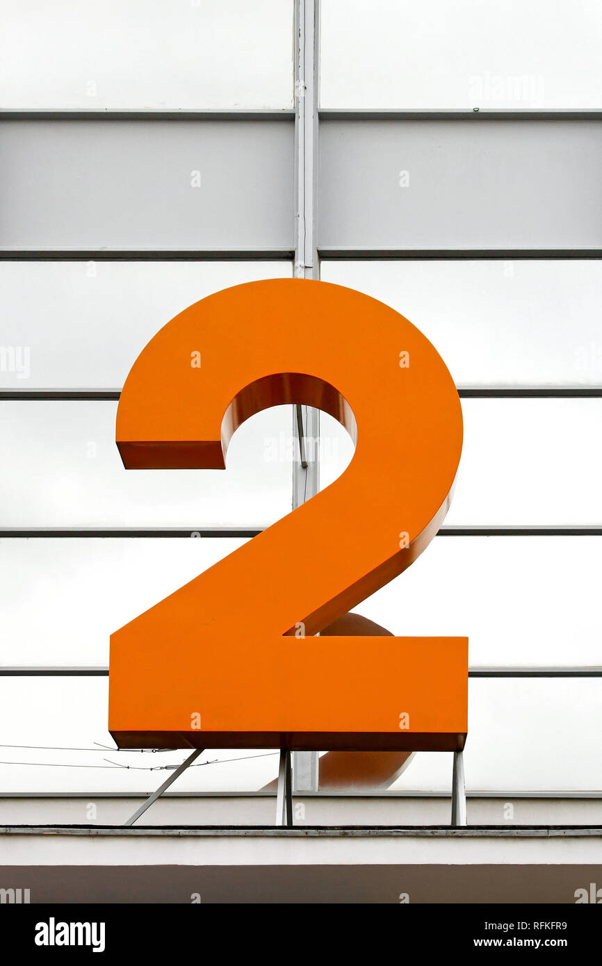 Big Orange Nummer zwei Zeichen am Gebäude Stockfoto
