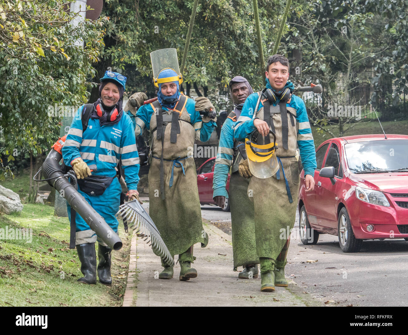 Bogota, Kolombia - November 23, 2018: Arbeiter in blauen Uniformen mit Rasenmäher auf der Straße von Bogota Stockfoto