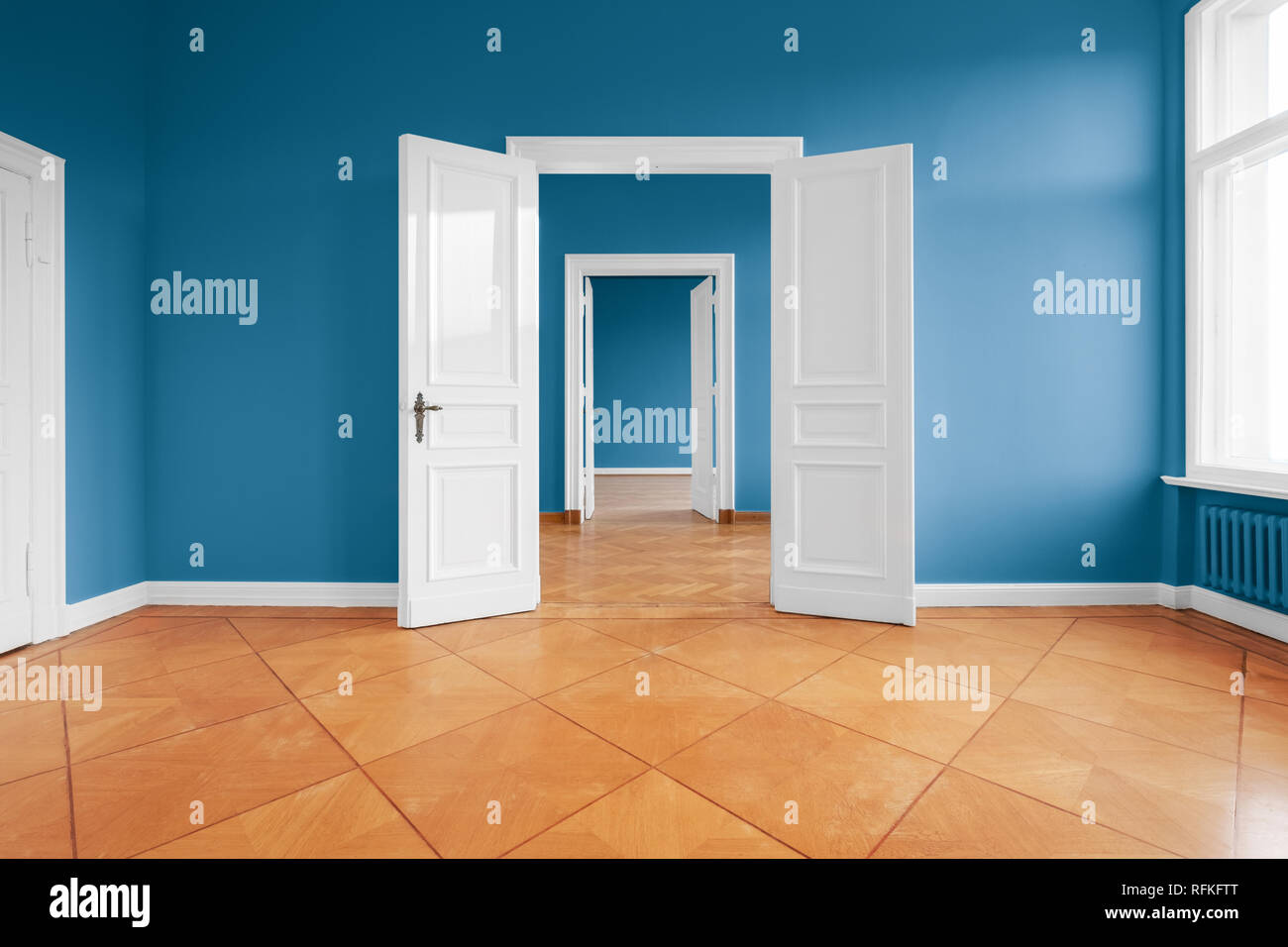 Leere Wohnung Zimmer mit blauen Wänden und Parkettboden Stockfoto