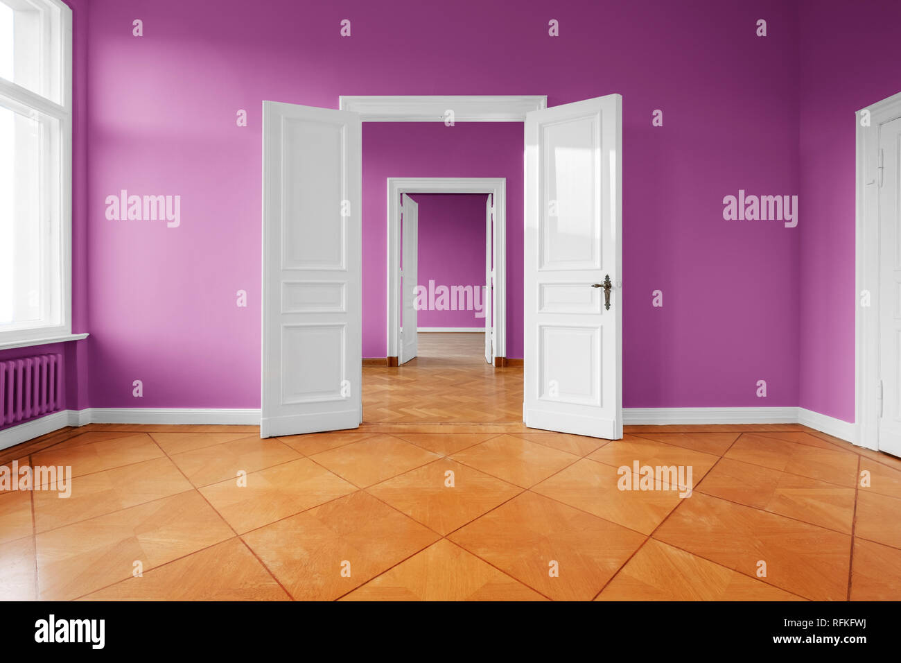Leere Wohnung neu mit farbigen Wände renoviert - Wohnung Renovierung Stockfoto