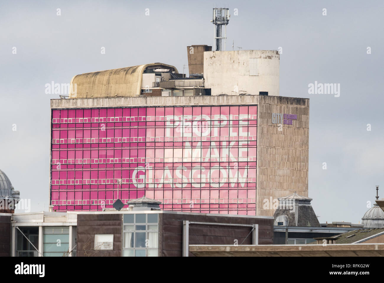 Die Leute machen Glasgow Zeichen auf der ehemaligen Stadt Glasgow College Gebäude, Glasgow, Schottland, Großbritannien Stockfoto