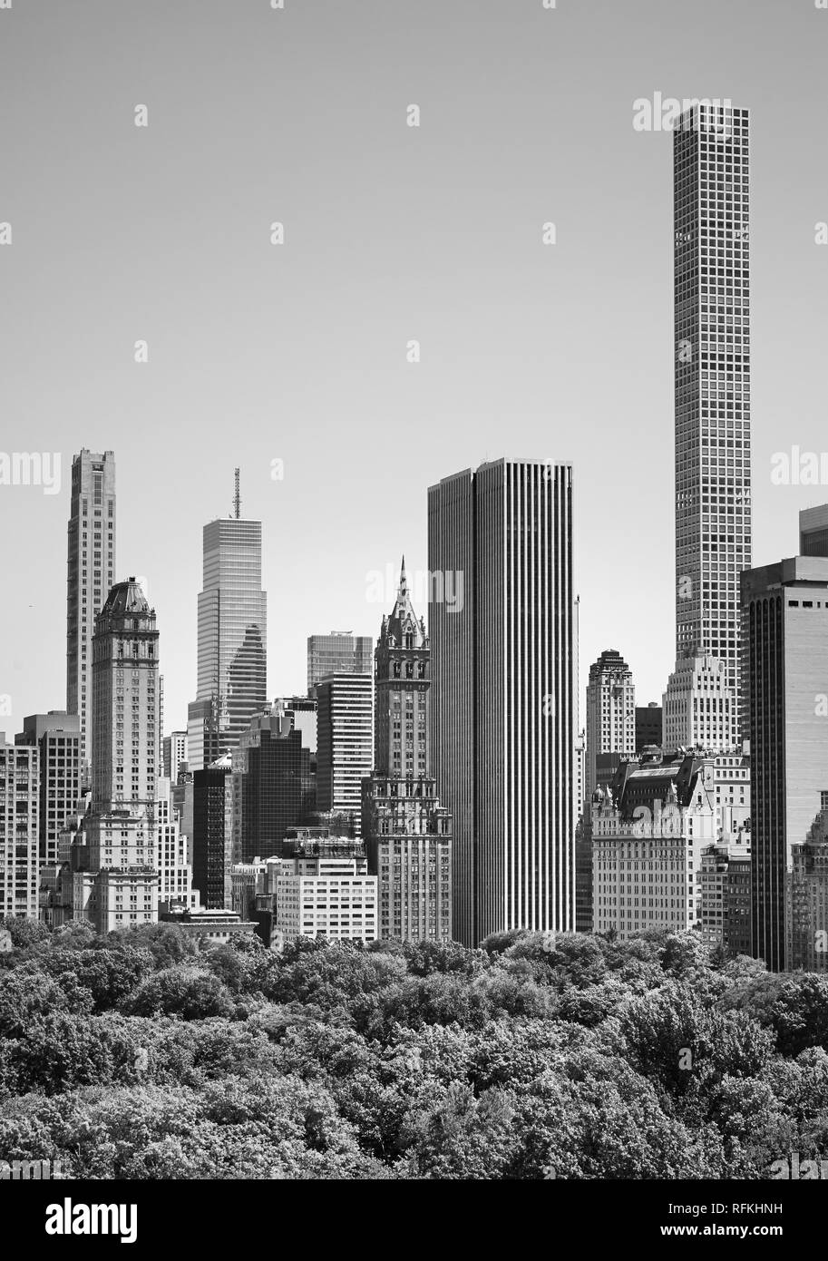 Schwarz-weiß Bild von New York Wolkenkratzer durch den Central Park, USA. Stockfoto
