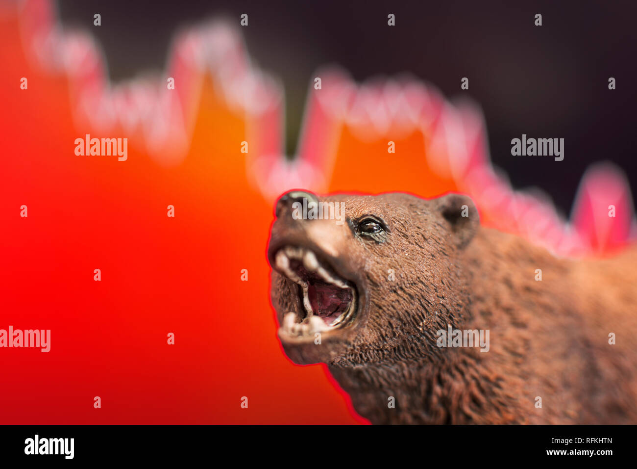 Stock Crash mit roter Karte im Hintergrund und Bär vor. Baissemarkt trend Konzept. Stockfoto