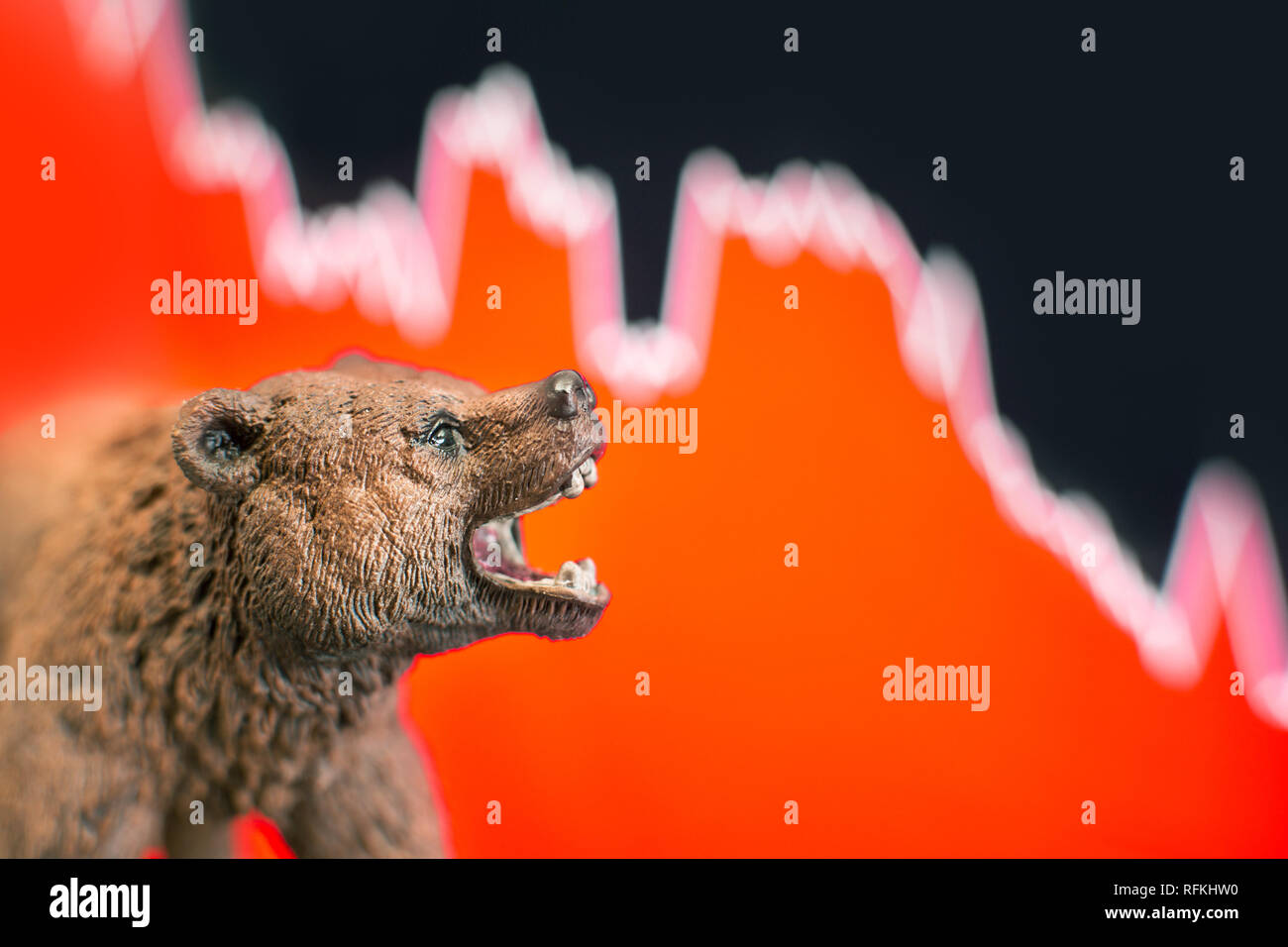 Stock Crash mit roter Karte im Hintergrund und Bär vor. Baissemarkt trend Konzept. Stockfoto