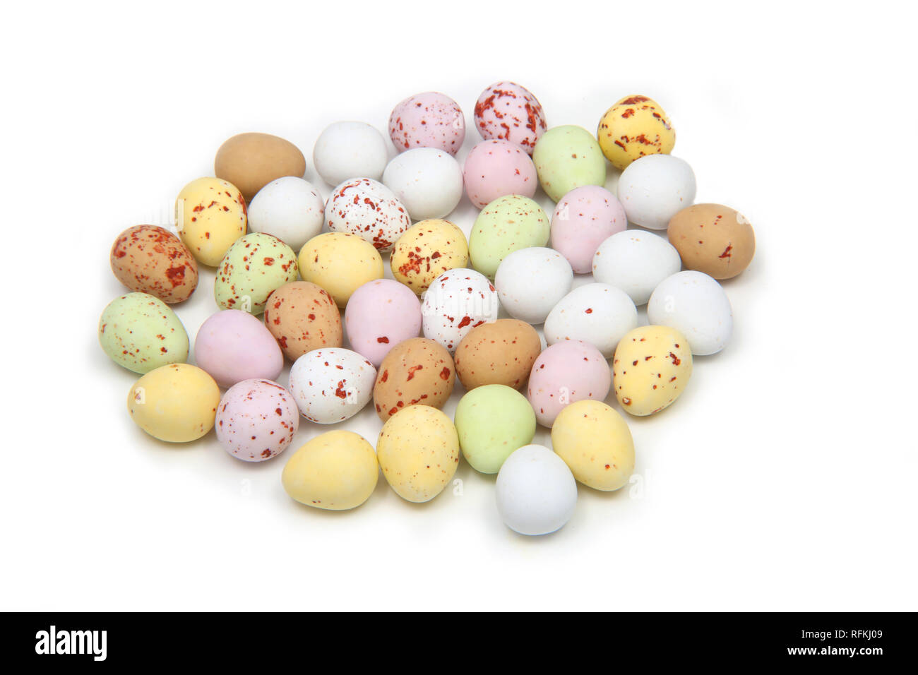 Auswahl an bunten Pastelltönen mini Eier, Ostern, auf einem weißen  Hintergrund Stockfotografie - Alamy