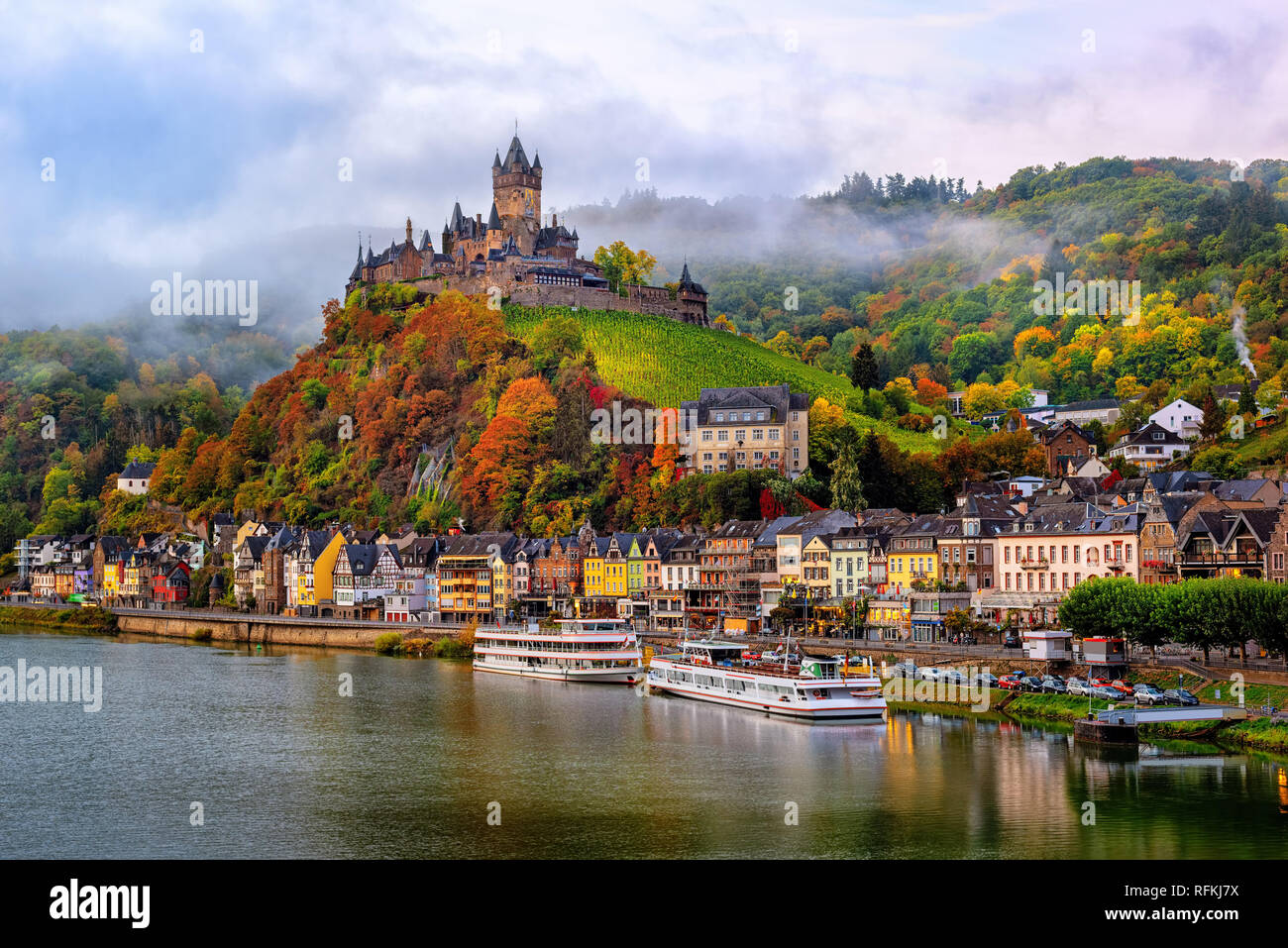 Cochem, Deutschland, wunderschönen historischen Stadt an der romantischen Mosel, Blick auf die Stadt mit Reichsburg Burg auf einem Hügel im Herbst Farbe Stockfoto