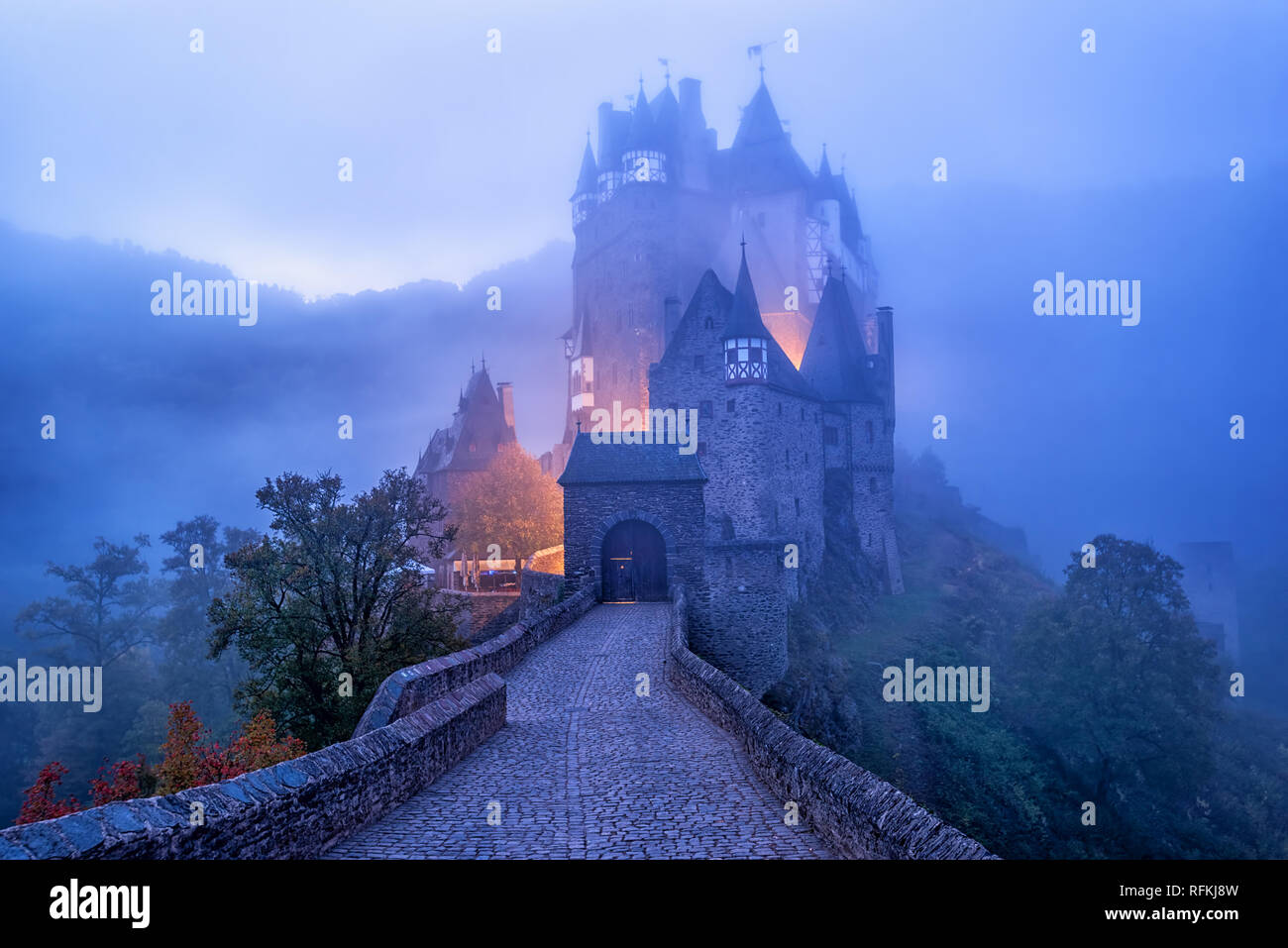 Die mittelalterlichen gotischen Burg Eltz Burg im Morgennebel, Deutschland. Burg Eltz ist eine der eindrucksvollsten und bekanntesten Burgen in Deutschland. Stockfoto