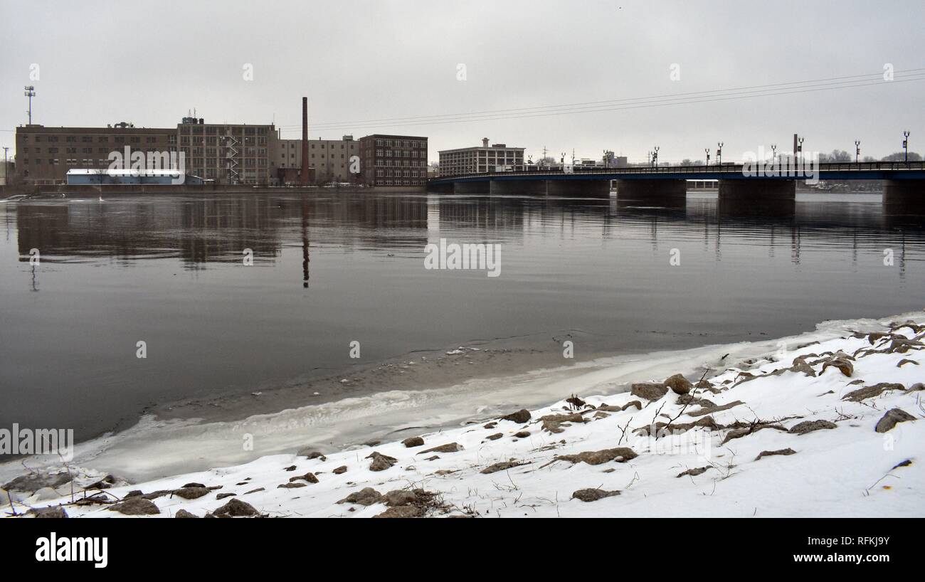 Fabrik entlang des Rock River aufgegeben Stockfoto