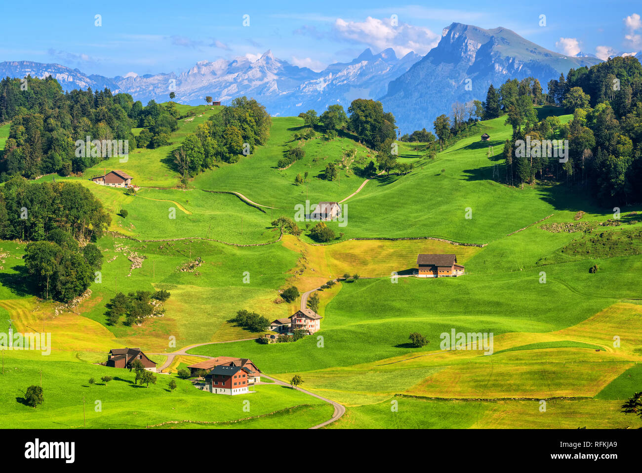 Idyllischen Schweizer Landschaft Mit Grunen Wiesen Und Alpen Gipfel Kanton Luzern Schweiz Stockfotografie Alamy